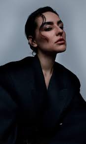 Kéfera Buchmann, atriz e influencer, estreia peça na qual revê trajetória:  'A minha maior hater já fui eu mesma'