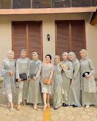 Menyediakan berbagai model dan desain gaun pesta dengan. 7 Warna Dress Bridesmaid Yang Paling Sering Dipakai Hijabers