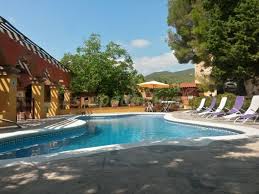 Casa del castell ofereix quatre grans habitacions de qualitat en un edifici amb els estàndar passivhaus: El Castell Casa Rural En Torrelles De Foix Barcelona