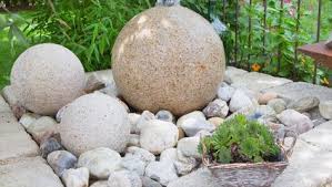 Ob aus holz gefertigt, aus beton gegossen oder verziert mit mosaiksteinchen: Gartengestaltung Mit Steinen Ideen Tipps Deko