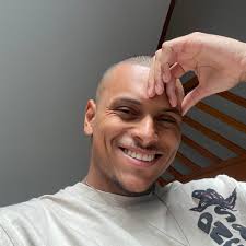 Hi everyone here ! 🫨 I'm moving to australia and I'm looking for a room to  rent starting between the 23rd or 28th of November. I'm a digital engineer  and marketing consultant