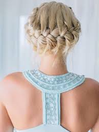 Pour la robe d'esprit boho chic, on choisit une coiffure en synchro avec le thème arboré. Coiffure Mariage Cheveux Mi Longs Conseils Idees Et Tendances