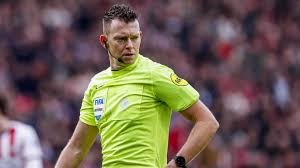 Eredivisie-topper tussen Ajax en PSV zaterdag in handen van scheidsrechter Allard Lindhout