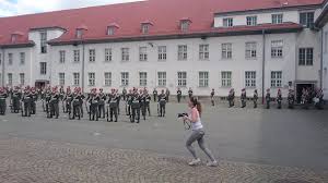 Sie begleitet staatsbesuche, bundespräsidentenverabschiedungen und noch vieles mehr. Austrian Armed Forces Honor Guards Bundesheer Garde 2017 Youtube
