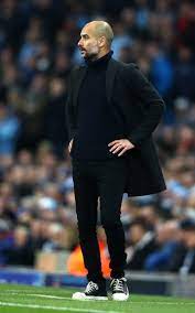 The evolution perarnau, martí on amazon.com. Pep Guardiola Tragt Schwarzer Mantel Dunkelblauer Strick Rollkragenpullover Schwarze Jeans Schwarze Hohe Sneakers Aus Leder Lookastic