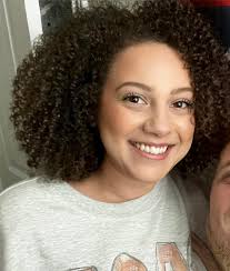 What hair salons in Conroe, Texas, specialize in natural curly hair?