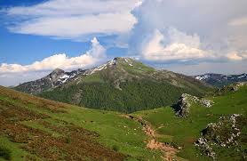 images?q=tbn:ANd9GcReicykyghZklkoFhCtn7dYOuBqU eZjrFWVQ&s Las mejores rutas de senderismo en la provincia de León: Naturaleza, historia y paisajes que te dejarán sin aliento