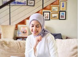 Target khatam dalam 30 hari kadang bisa juga tak selesai. Gaya Modis Jilbab Segi Empat Ala Prita Ghozie Si Hijaber Jago Atur Uang Okezone Muslim
