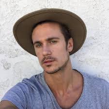 Tom Clune's Instagram, Twitter & Facebook