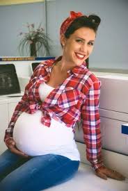 Rosie The Riveter Kostum Selber Machen Kostume Fur Schwangere Zu Karneval Halloween Schwangerschafts Outfits Halloween Kostum Fur Schwangere Schwangere Frau