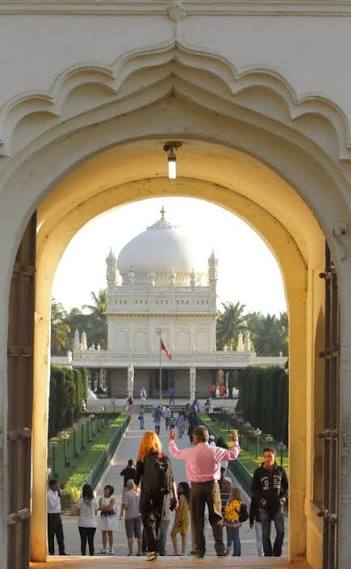 This is the Gumbaz in Srirangapatna, Karnataka, India. 🇮🇳 It is the mausoleum of Tipu Sultan, the ruler of the Kingdom of Mysore.