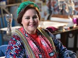 ونشرت الفنانة إيمى سمير غانم 3 صور عبر حسابها على إنستجرام، الأولى في مرحلة الصغر وهى تقبل والدتها الفنانة دلال عبد العزيز، وصورة أخرى تحتضنها وأخرى مع الفنان سمير غانم، وعلقت عليهم: Ø±Ø¦ÙŠØ³ Ù„Ø¬Ù†Ø© Ù…ÙƒØ§ÙØ­Ø© ÙƒÙˆØ±ÙˆÙ†Ø§ ÙŠÙƒØ´Ù ØªØ·ÙˆØ±Ø§Øª Ø­Ø§Ù„Ø© Ø¯Ù„Ø§Ù„ Ø¹Ø¨Ø¯ Ø§Ù„Ø¹Ø²ÙŠØ² Ù…ØµØ±Ø§ÙˆÙ‰