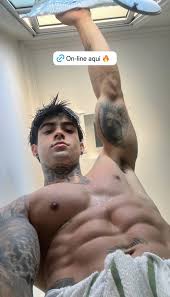 Fotos de famosos gostosos e pelados exibindo tudo o que tem de melhor -  Foto de Penis