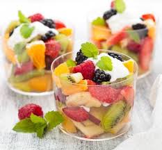 Salade De Fruits Au Yaourt Recette En 2020 Salade De Fruits Desserts Aux Fruits Frais Recette Tiramisu Fraise