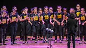 Jugar cantando, por el coro Pequeños Cantores - YouTube