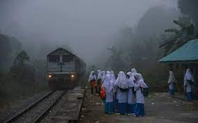 Hantu korban tertabrak kereta api. Waktu Subuh Dia Muncul Rupanya Wujud Kereta Api Hantu Di Malaysia Gempak