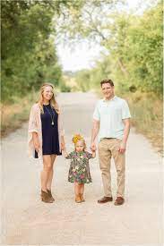 Aubrey Dirt Road Fall Family Minis Rebeccaricephoto Com Family Photoshoot Poses Cute Family Photos Family Picture Outfits