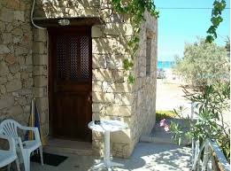 €135 €99 • διαθέτει καρέκλα τραπεζαρίας (κωδ.: Enoikazomena Dwmatia Psarotaberna To Sarakiniko Gaydos