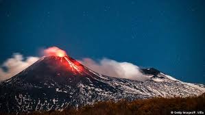 Mount etna, or etna, is an active stratovolcano on the east coast of sicily, italy, in the metropolitan city of catania, between the cities. Atna Der Hochste Aktive Vulkan Europas Dw Reise Dw 16 06 2021
