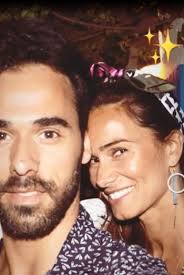 Foi durante as férias na grécia que a atriz, de 41 anos. Presente De Anos Finalmente O Beijo Na Boca Em Publico De Claudia Vieira E O Namorado Joao Alves Nacional Flash