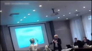 Als tortenwurf bezeichnet man den wurf einer torte ins gesicht eines menschen mit dem ziel, das opfer der lächerlichkeit preiszugeben. Tortenwurf Auf Afd Politikerin Beatrix Von Storch Youtube