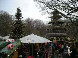 Der englische garten ist eine der größten innerstädtischen parkanlagen der welt. Bild Weihnachtsmarkt Im Englischen Garten Zu Weihnachtsmarkt Chinesischer Turm In Munchen