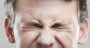 Bệnh viện Đại học Y Hà Nội - 1. CO THẮT MI MẮT(BLEPHAROSPASM) a. Thế nào là  co thắt mi mắt: là một thể loạn trương lực cục bộ thường gặp khởi