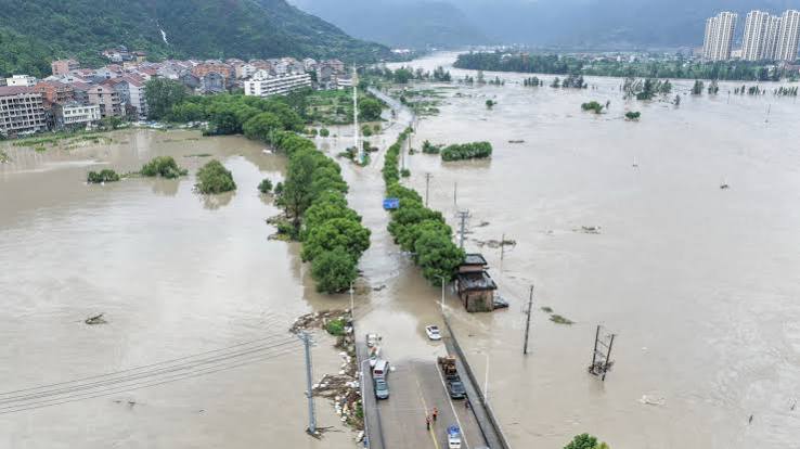 Typhoon Dolphin Brings Heavy Rain to Central China as Beijing Faces Flood Risk