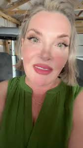 🔗 ⬇️  https://shopsassyfrass.com/products/floral-border-printed-windbreaker-jacket-pink-l