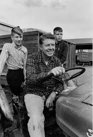Jimmy carter, полное имя джеймс эрл ка́ртер — мла́дший, англ. President Jimmy Carter Teaching His Boys The Value Of Hard Work 1960 Oldschoolcool