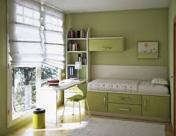 Kleines Bett Und Schreibtisch In Grun Furs Kinderzimmer Jugendzimmer Kleine Raume Einrichten Zimmer Fur Kleine Madchen
