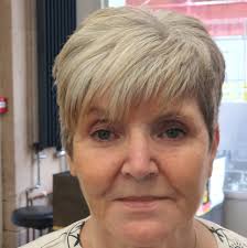 What is the difference between green onions and scallions?