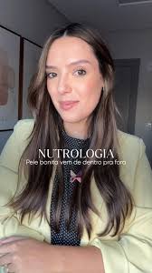 A saúde da pele não depende só dos cremes que você passa, dos procedimentos  estéticos ou das rotinas de skincare. Muito do que a pele revela tem  relação direta com o que acontece dentro do organismo. ...