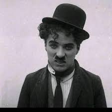 Madaxweynaha Galmudug Axmed QoorQoor oo Xamar jooga ayaa caawa afur  heerkiisu sarreeyo waxa uu ku Casuumay Bashiir Macalin Cali agaasimaha guud  ee Wasaaradda Gaadiidka iyo Zakariye Cali Xasan (Gaashaan) oo ah La