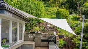 Terrasse Mit Sonnensegel Umringt Von Grun Segel Schatten Sonnensegel Sonnensegel Garten