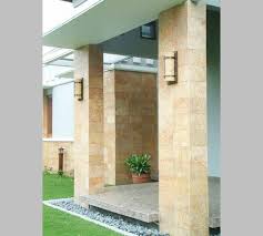 Namun, keramik teras memang harus berbeda dari segi permukaan yang harus kasar jika dibandingkan dengan di dalam rumah. Desain Teras Lantai 2 Radea