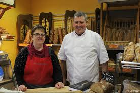 Le Boulanger Installe Un Distributeur De Pain A Lanvellec Le Tregor