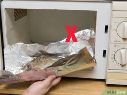 Aluminum doesn't seem to leach if you use the foil just to wrap food (i personally err on the side of caution and don't use even for that). 3 Ways To Use Aluminum Foil Wikihow