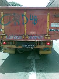 Tulisan stiker lucu disamping kaca truk sudah pernah, dilanjutkan dengan tulisan di truk canter juga sudah dan juga tulisan di bokong truk pantura juga sudah pernah khs posting. Tulisan Populer Di Belakang Truk Bis Angkot Safety First