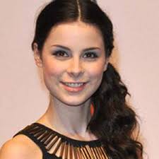 Lena started taking dance lessons at the age of 5 in ballet, hip hop, and jazz. Lena Meyer Landrut Bio Facts Family Famous Birthdays