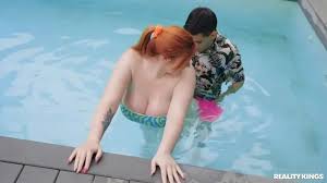 Manoseo de coño en la piscina, estos follarán fijo !!