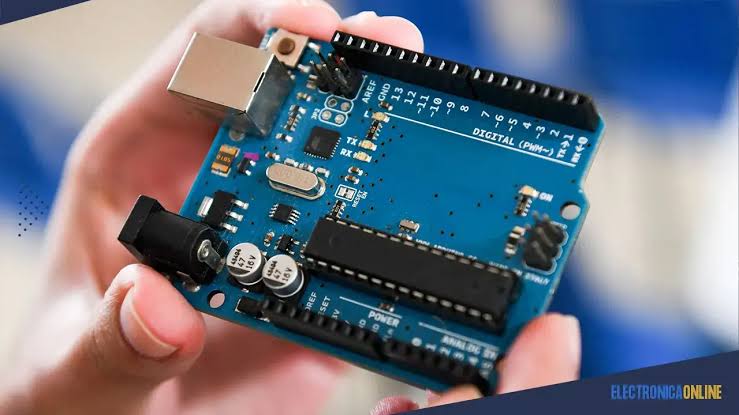 Placa electrónica de desarrollo utilizada para crear y probar proyectos de programación y control.