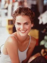 Keri Russell shortly after her infamous Felicity haircut, fall 1999 :  r/90sTelevision