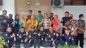 Kedua pejabat bengkulu selatan itu adalah wakil bupati gusnan mulyadi dan sekretaris daerah rudi zahrial. Dinsos Bengkulu Selatan Turunkan Tim Data Ulang Masyarakat Miskin Radar Selatan