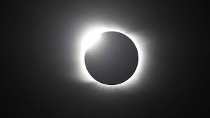Gerhana bulan hibrida adalah peralihan (transisi) dari gerhana matahari total ke gerhana matahari cincin, sehingga mengakibatkan di satu titik gerhana ini akan muncul sebagai gerhana matahari. M Hnk7kc8za3qm