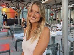 Dans un petit café du xe arrondissement, il traîne sur twitter ou joue machinalement avec la cuillère accompagnant son allongé. Julien Courbet Lola Sa Fille De 20 Ans Pose En Bombe En Bikini Sur Instagram