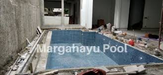 Rp 4.000.000 kramik, konstruksi dan biaya tukang. Estimasi Biaya Pembuatan Kolam Renang Margahayu Pool