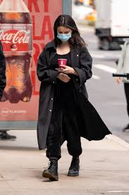 Who is selena gomez dating? Selena Gomez On The Set Of Murders In The Building In New York 04 09 2021 Hawtcelebs