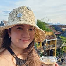 Cute red panda cubs delight crowds in new Hangzhou home The red panda may  not normally receive as much attention as its black and white namesake, but  10 of the furry creatures