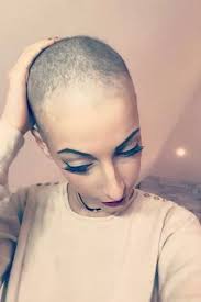 Woman beat breast cancer aged 24 but just days later her mum got same  devastating diagnosis